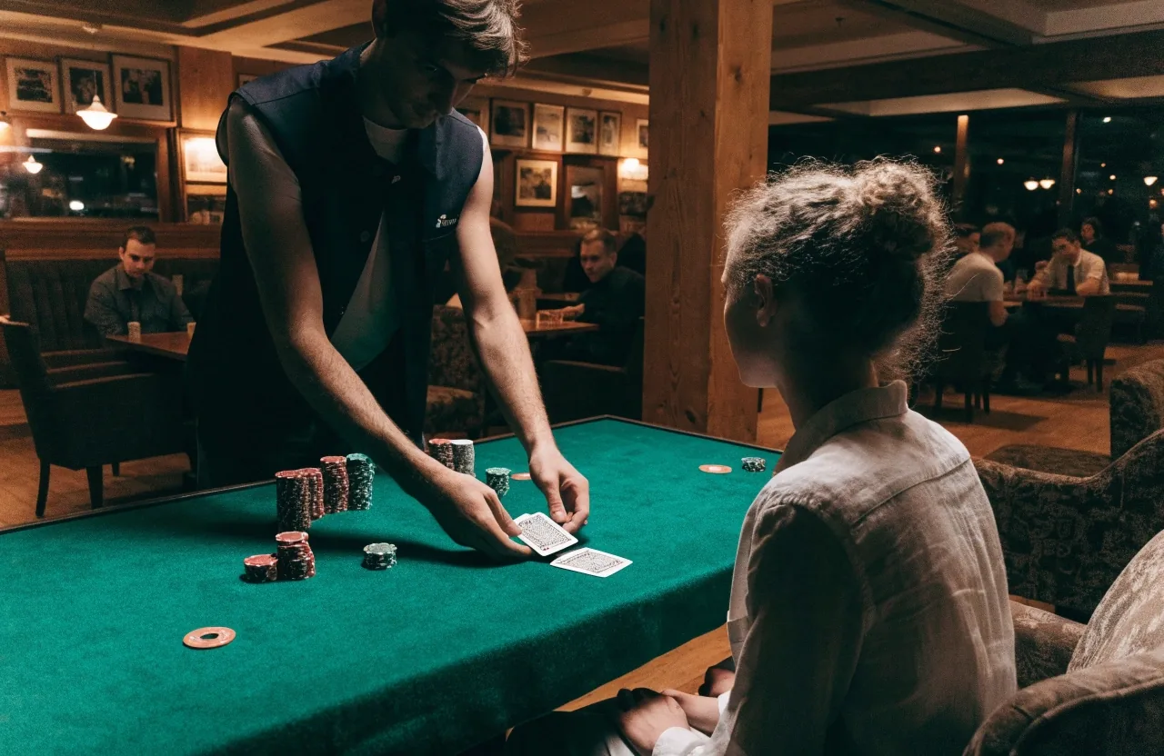 Sala lounge w Pavillon Azur po południu: stoliki do rozmów, karty i żetony na filcu, światło z okien